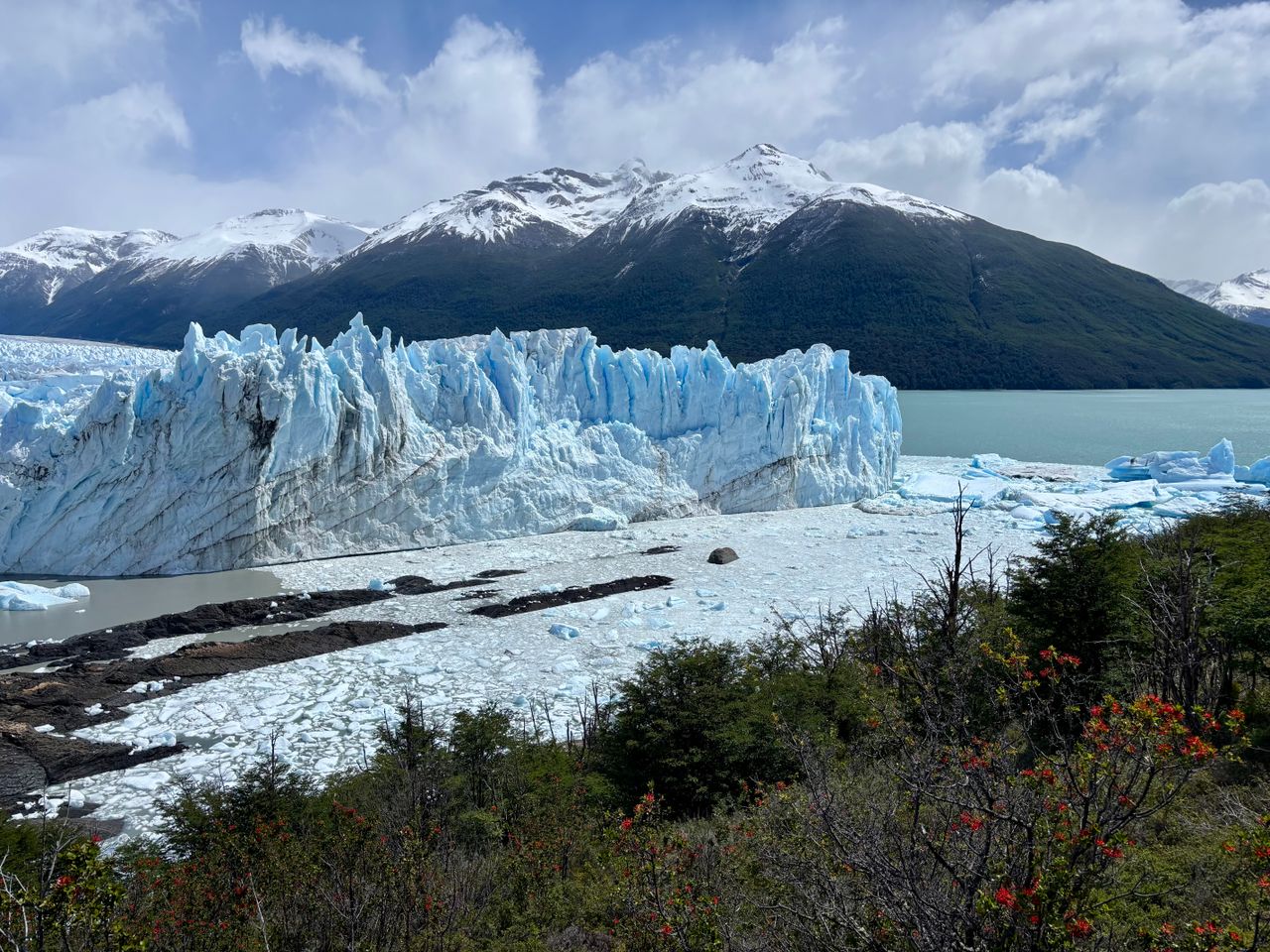 Paisaje de El Calafate y el Lago Argentino en la Patagonia austral