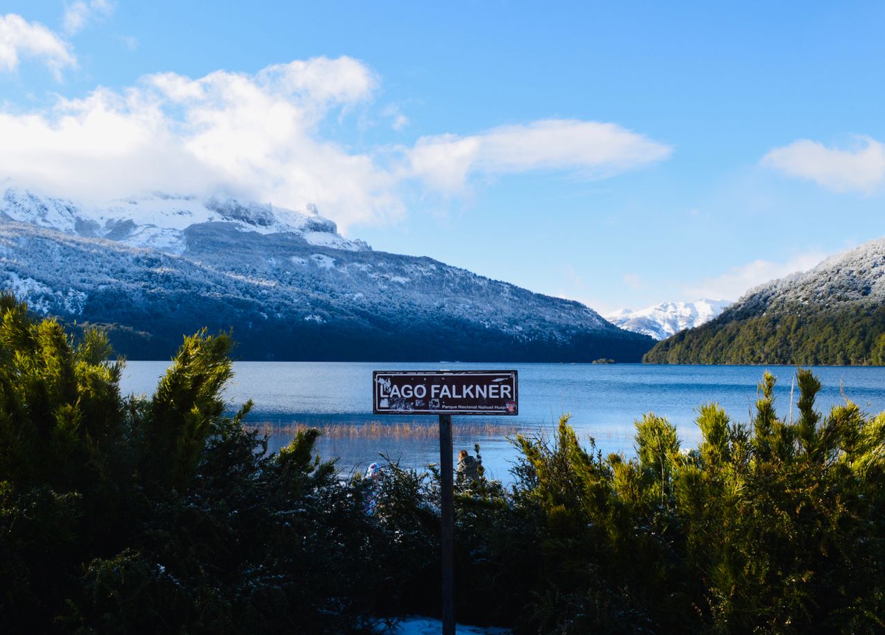 Carretera escénica de la Ruta de los Siete Lagos entre bosque y lagos patagónicos