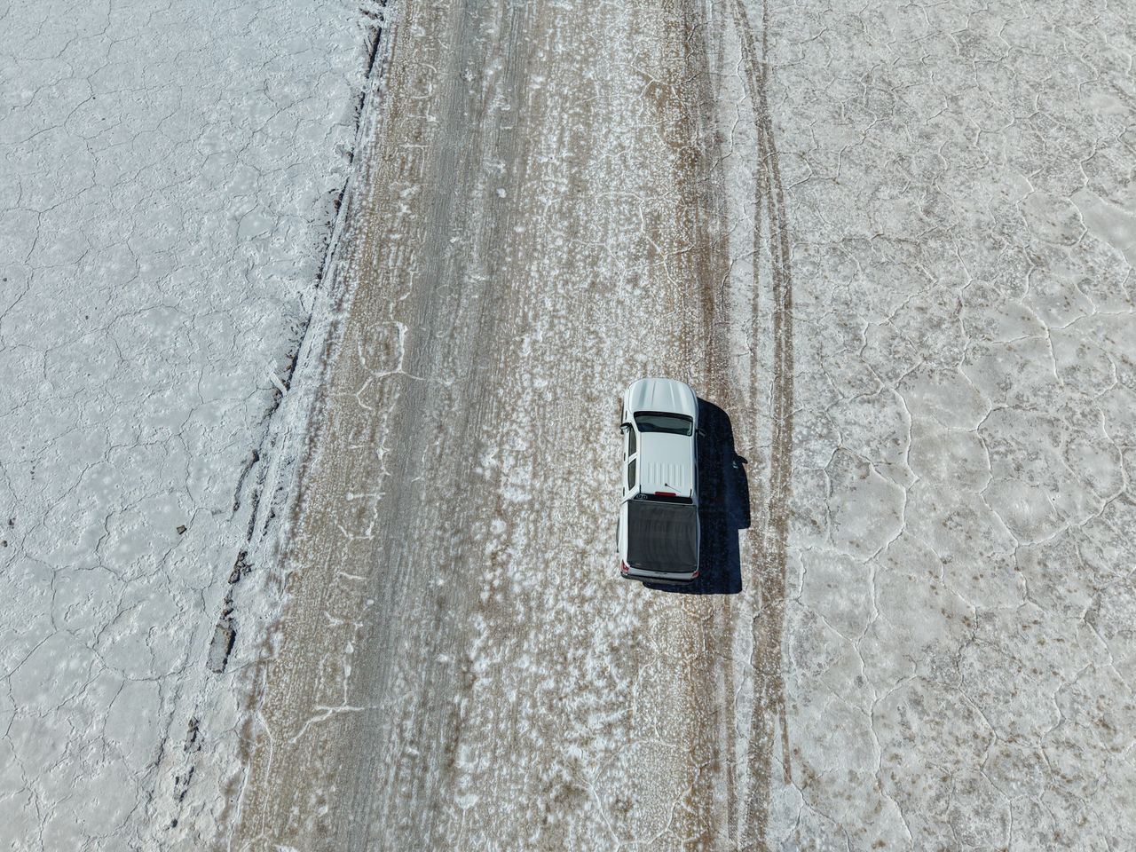 Superficie salina y cielo de altura en las Salinas Grandes de Jujuy