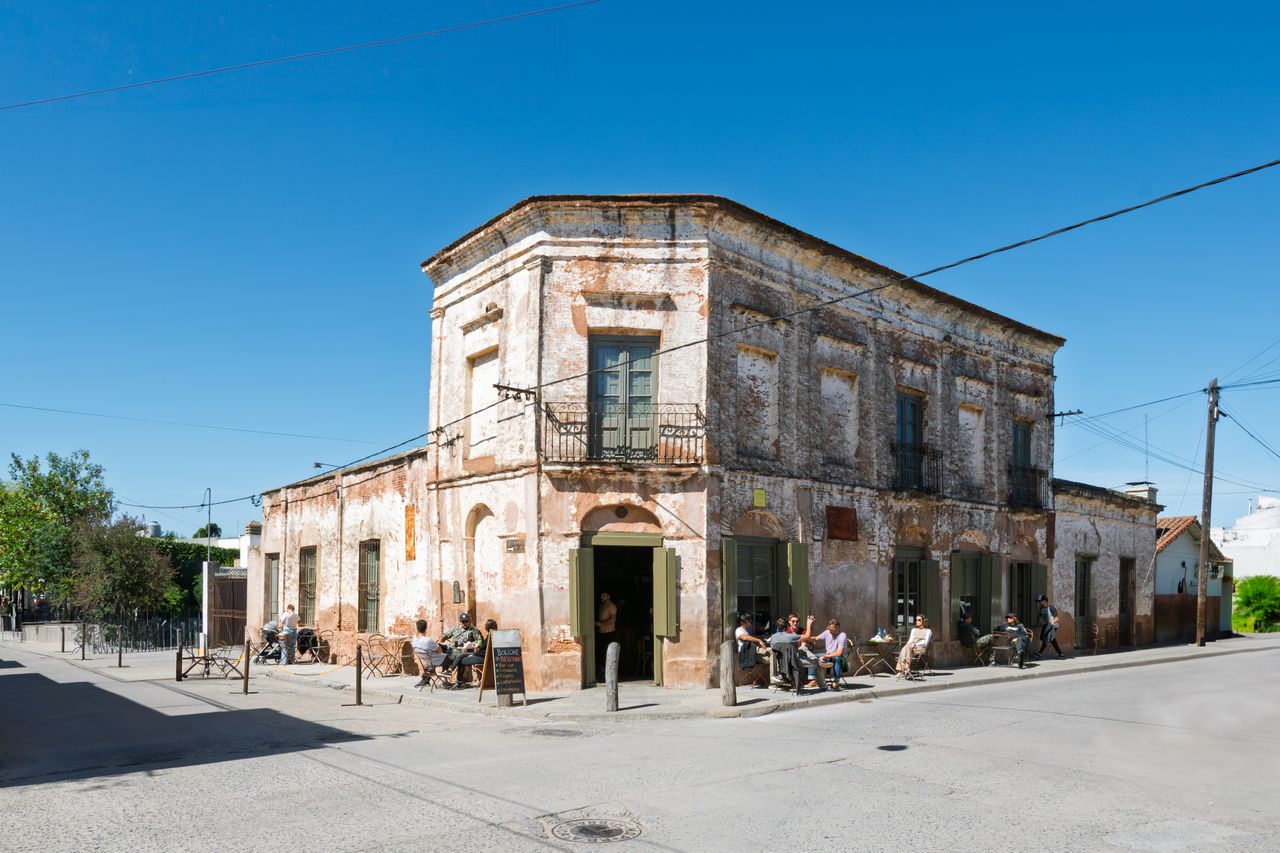 Arquitectura tradicional y calle de pueblo en San Antonio de Areco