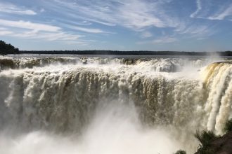 Formaciones geológicas rojizas en los parques de Talampaya e Ischigualasto