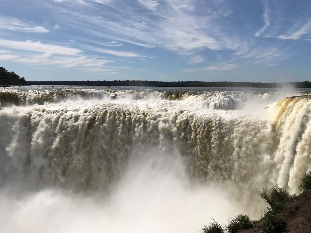 Pasarelas y saltos de agua en el Parque Nacional Iguazú rodeados de selva