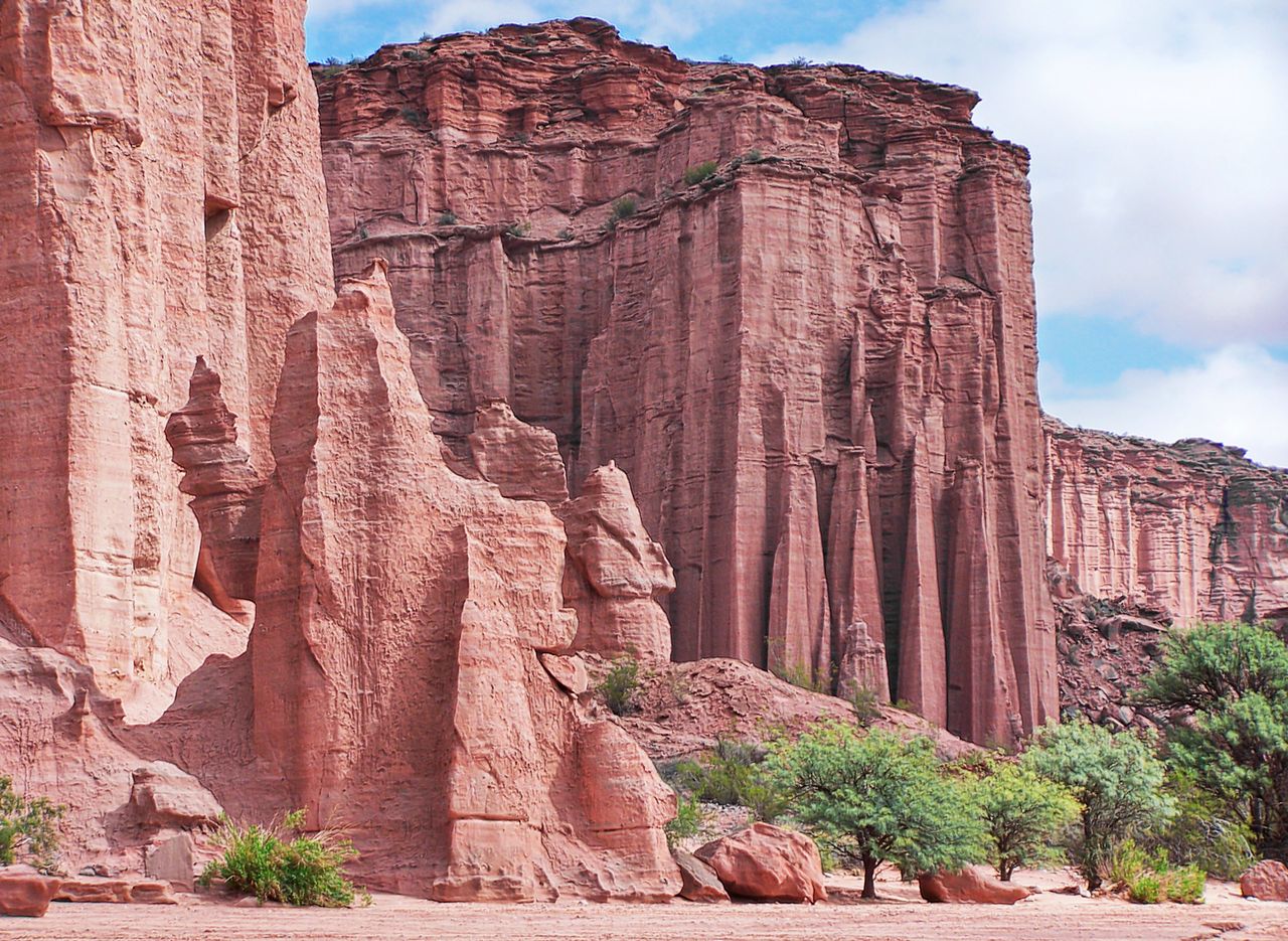 Formaciones geológicas rojizas en los parques de Talampaya e Ischigualasto