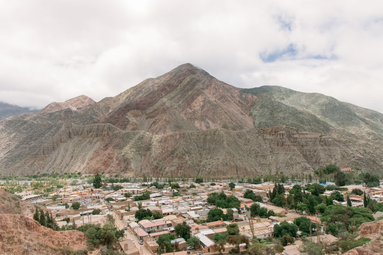 Paisaje multicolor y poblado andino en la Quebrada de Humahuaca